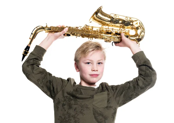 Jeune garçon blond et saxophone en studio — Photo