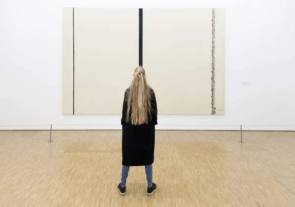 Mädchen vor Gemälde von Barnett Newman im Museum — Stockfoto