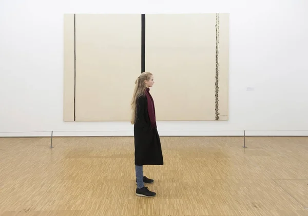 Mädchen vor Gemälde von Barnett Newman im Museum — Stockfoto