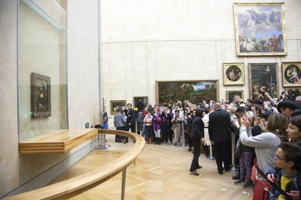 Многие люди перед Mona Lisa в музее громко — стоковое фото
