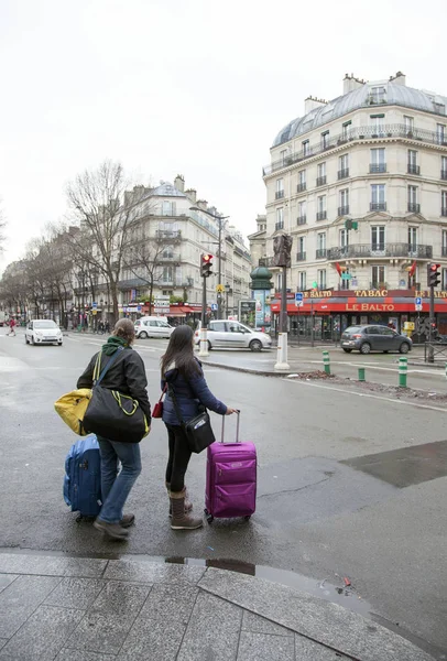 Podróżujący z walizkami w Paryżu, w pobliżu dworca gare du nord — Zdjęcie stockowe