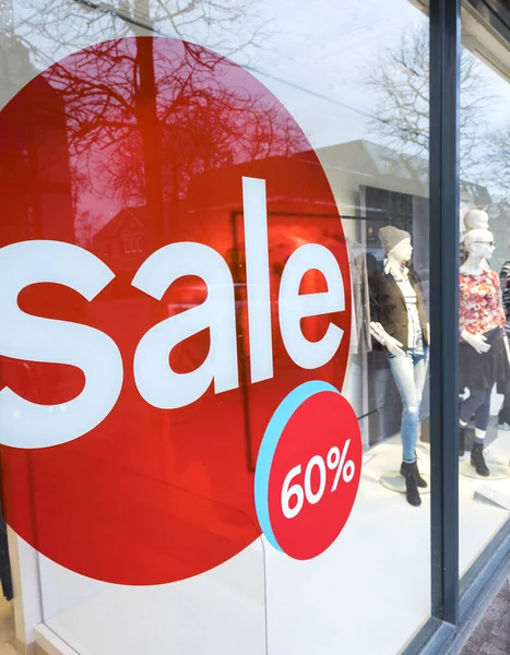 Ordet försäljning i shopping fönster försäljning vintertid — Stockfoto