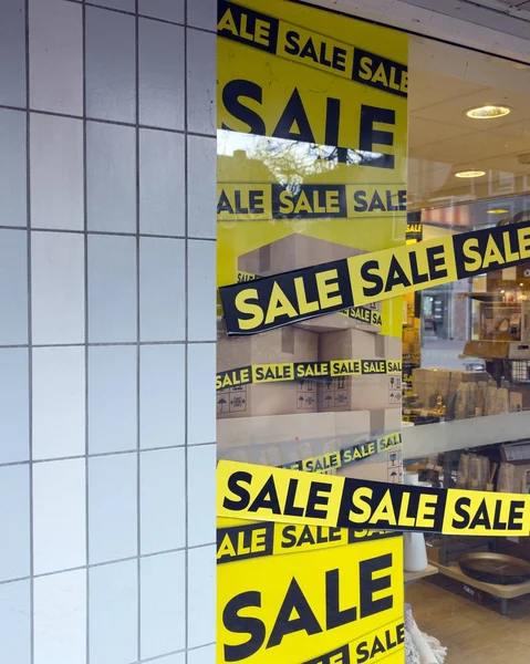 Ordet försäljning i shopping fönster försäljning vintertid — Stockfoto