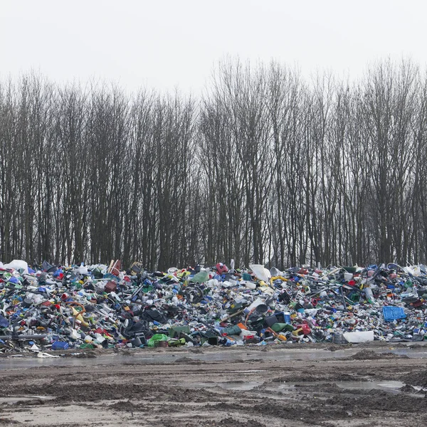 Monte de resíduos de plástico no local de reciclagem nas terras baixas — Fotografia de Stock