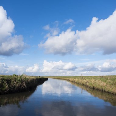 Hollanda'da kanal ve mavi gökyüzü, çayır yatay