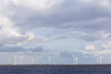 çok fazla su arkasında flevoland, Hollanda adada Rüzgar türbinleri
