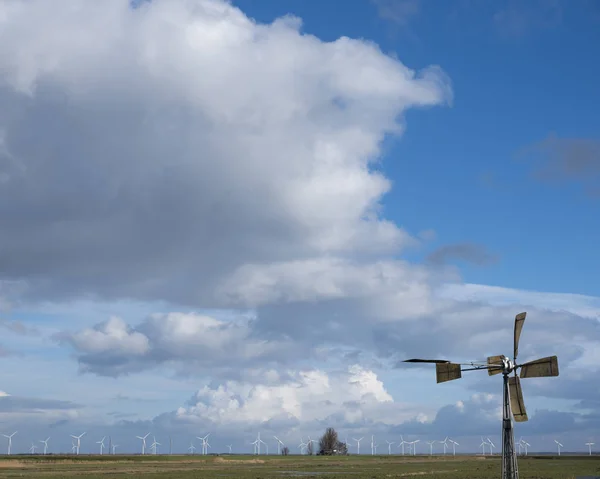 Lote de turbinas eólicas na ilha holandesa de flevoland atrás da água — Fotografia de Stock