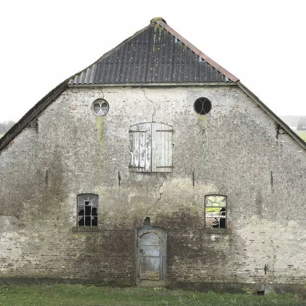 Fasade pertanian tua terbengkalai di netherlands — Stok Foto