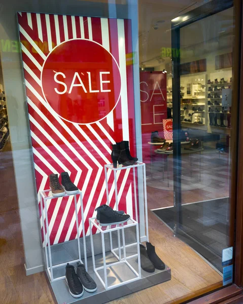 Signs of sale in shop windows of shoe store — Stock Photo, Image