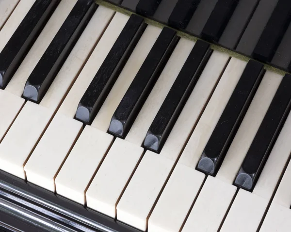 Teclas en blanco y negro sobre viejo teclado marfil de piano de cola — Foto de Stock