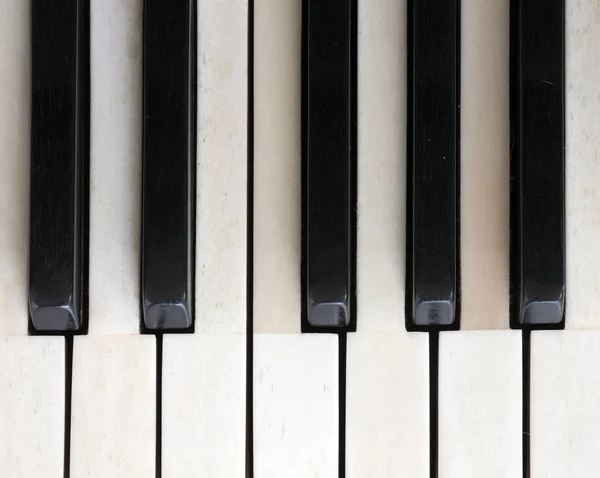 Teclas en blanco y negro sobre viejo teclado marfil de piano de cola — Foto de Stock