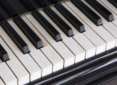 piyano eski Fildişi klavye üzerinde siyah ve beyaz tuşlar