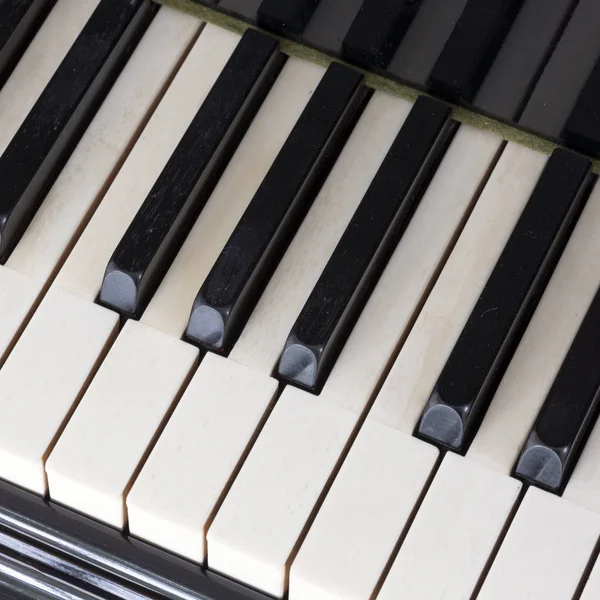 Teclas en blanco y negro sobre viejo teclado marfil de piano de cola — Foto de Stock