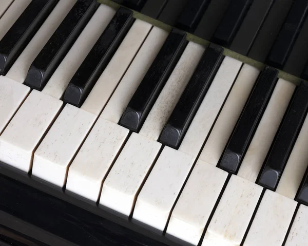 Teclas en blanco y negro sobre viejo teclado marfil de piano de cola — Foto de Stock