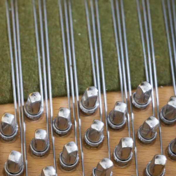 Snares mudos e martelos dentro de um piano de cauda — Fotografia de Stock