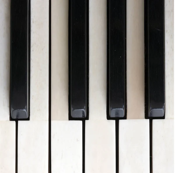 Teclas en blanco y negro sobre viejo teclado marfil de piano de cola — Foto de Stock