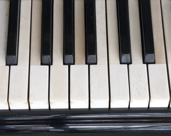 Черно-белые клавиши на старой клавиатуре из слоновой кости рояля — стоковое фото