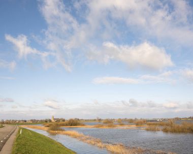 Hollanda'da Zwolle ve Kampen arasında Zalk yakınlarındaki nehir ijssel gemi