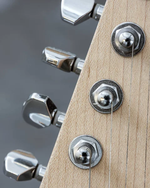 Tělo z elektrické kytary s nástrahy a kleště — Stock fotografie