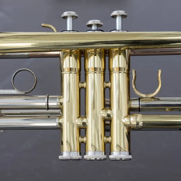En del av högt mässing orkester instrument trumpet — Stockfoto