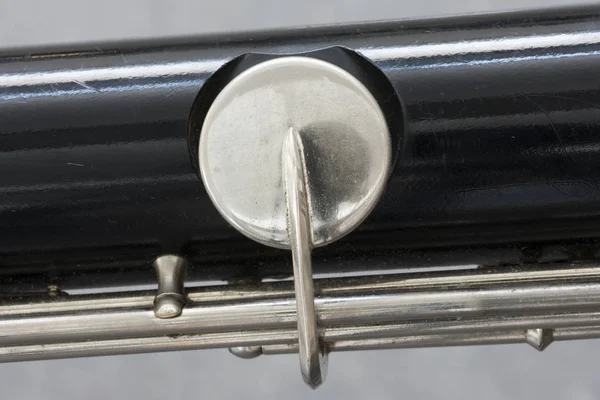Gri arka plan ile bas klarnet parçası closeup — Stok fotoğraf
