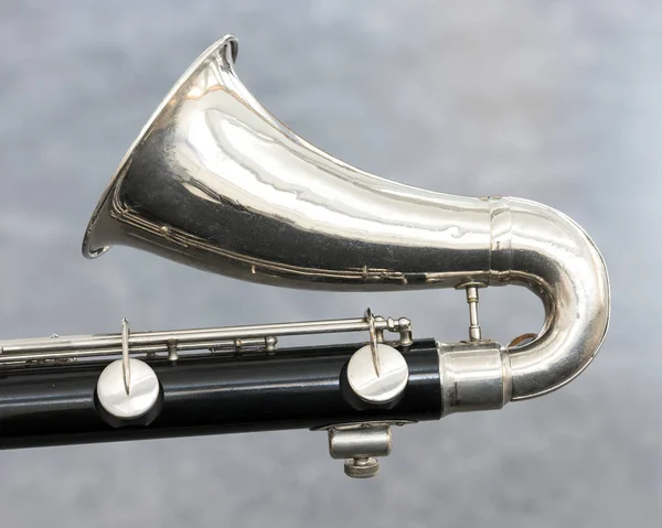 Vértes része basszus klarinét, szürke háttérrel — Stock Fotó