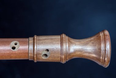 koyu arka plan karşı eski ahşap kaydedici parçası