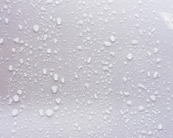 Gotas de água na superfície branca do corpo do carro — Fotografia de Stock