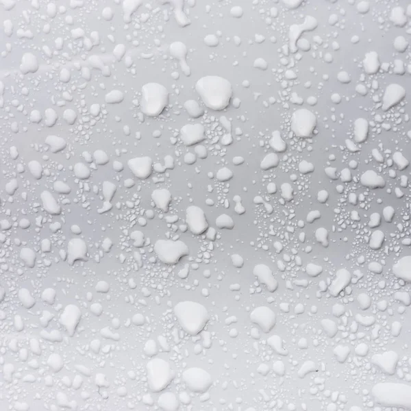 Gotas de água na superfície branca do corpo do carro — Fotografia de Stock