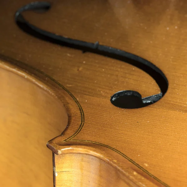 Närbild av en del sträng instrumentet cello med f-hål — Stockfoto