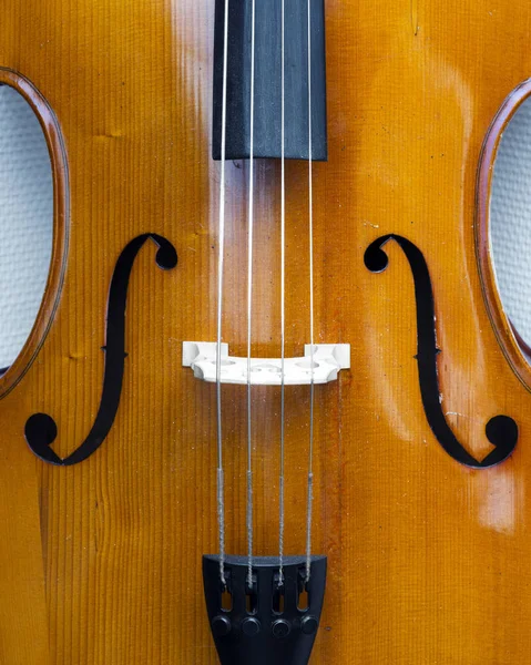 Detailní záběr na část řetězce nástrojů violoncello s f otvory — Stock fotografie