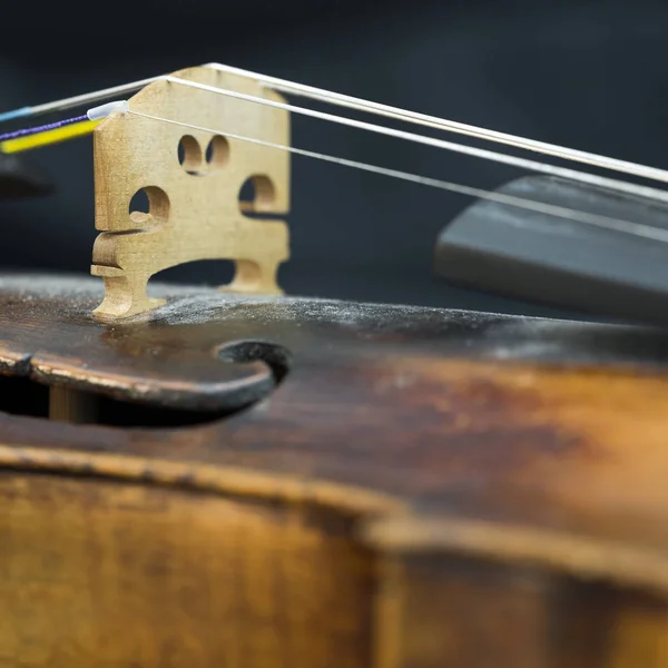 Частина скрипки з діркою на сірому фоні — стокове фото