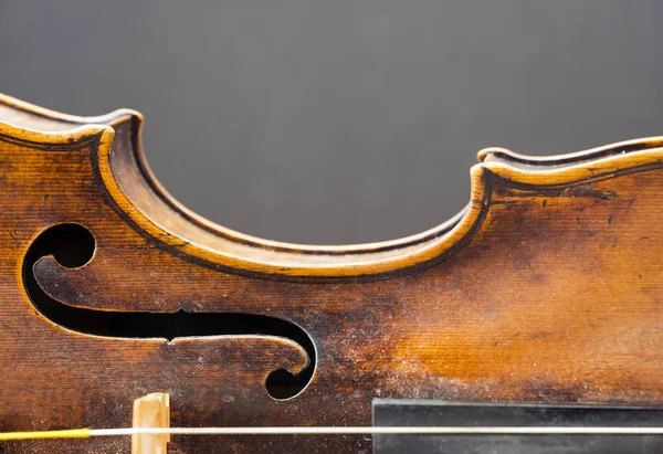 Parte do violino com furo f contra fundo cinza — Fotografia de Stock