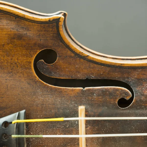 Parte de violín con agujero f sobre fondo gris — Foto de Stock