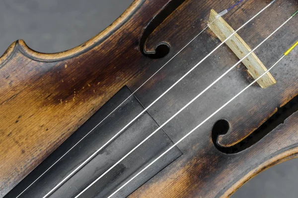 Parte di violino con foro f sullo sfondo grigio — Foto Stock