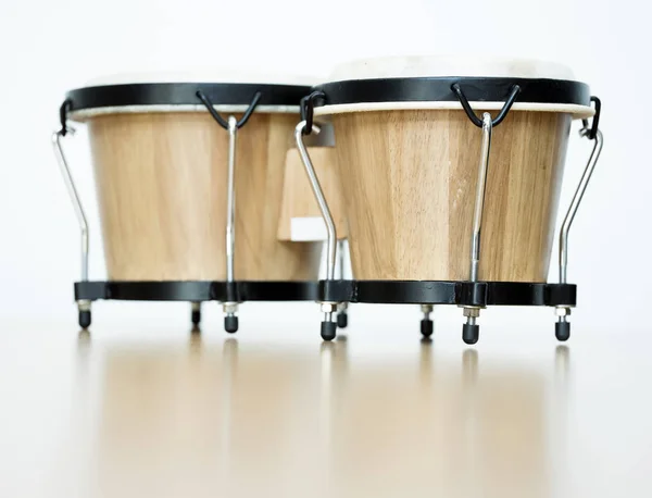 A tükröző felület stúdióban bongók pár — Stock Fotó
