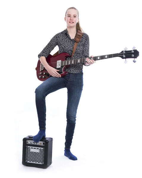 Blond adolescent fille avec guitare basse électrique sur fond blanc — Photo