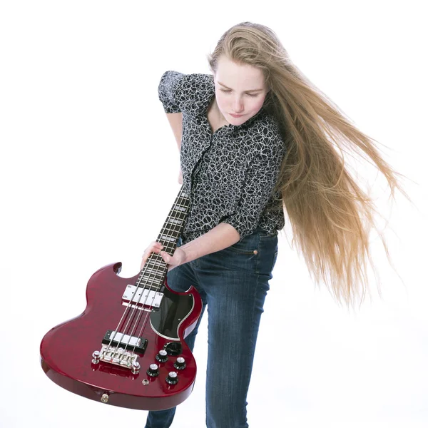 Blond adolescent fille et basse guitare sur fond blanc en studio — Photo