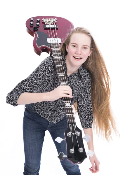 Loira adolescente menina e baixo guitarra contra fundo branco em estúdio — Fotografia de Stock