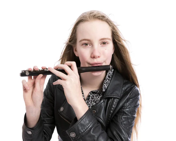 Młoda blond teen dziewczyna i flet piccolo w studio białym tle — Zdjęcie stockowe