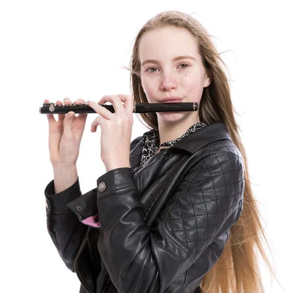 Młoda blond teen dziewczyna i flet piccolo w studio białym tle — Zdjęcie stockowe