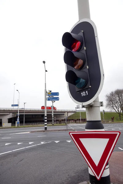 Red traffic lights and overcast sky — Stock Photo, Image