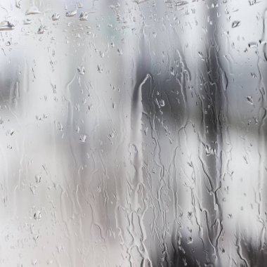 üstünde çok ıslak cam cam yağan yağmura
