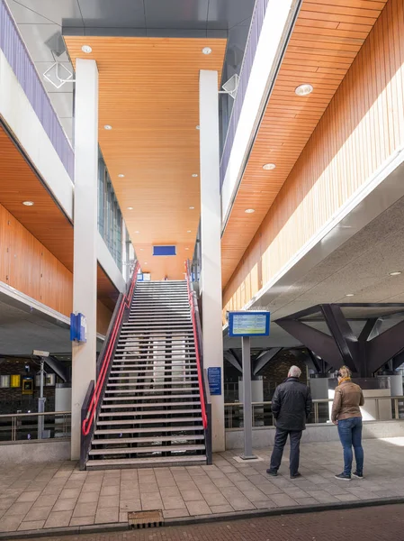 鉄道駅 vaartsche rijn オランダ ユトレヒトの街の下の人々 — ストック写真