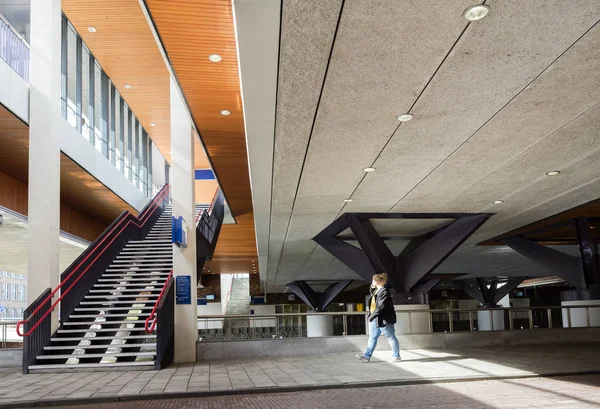 Personnes sous la gare vaartsche rijn dans la ville néerlandaise d'utrecht — Photo