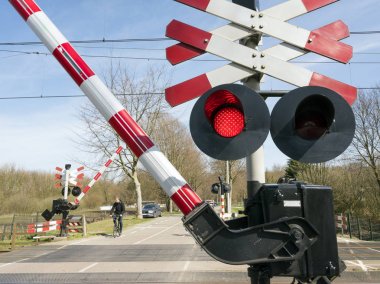 holland Bisiklet tarafından geçen tren geçerken insanlarla