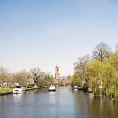Tekneler ve nehir vecht Loenen Hollanda Utrecht ilinde yakınındaki bir kilise kule