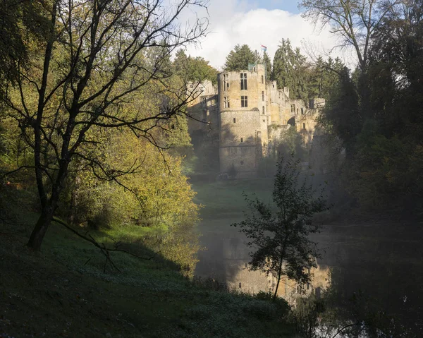 Stary zamek beaufort w luxembourg widziany z boku stawu na m — Zdjęcie stockowe