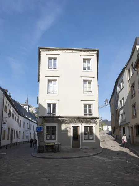 Personnes et rues étroites à Grund ou dans la vieille ville de Luxembourg — Photo