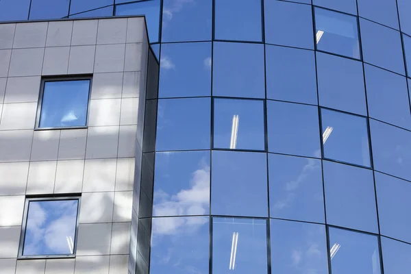 Deel van reflecterende glazen gevel op modern kantoorgebouw — Stockfoto